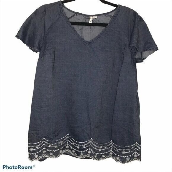ELLE Blouse Size Medium Chambray Blue Flutter Sleeve V-Neck Top Embroidered - Picture 2 of 7